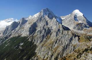 Der Gipfel der Alpspitze und das Zugspitzplatt präsentieren sich derzeit schon weiß.
