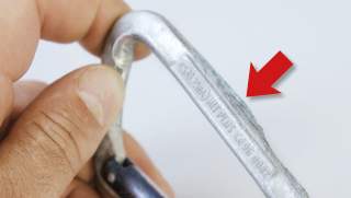 Korrosionsschaden an einem Aluminiumkarabiner.
