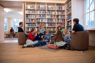 Lesung mit Kindern und Erwachsenen in der Bibliothek des DAV