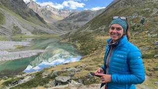 Frau steht vor Bergsee