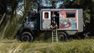Nina Caprez und Jeremy Bernard fotografiert in ihrem Unimog.
