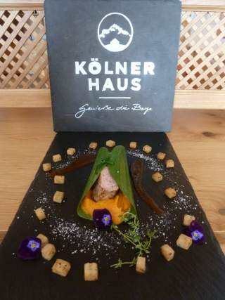Schön angerichteter Kalbsrücken auf Schieferplatte