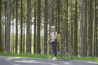Videoprotagonistin Nane mit Kletterzeug auf dem Fahrrad