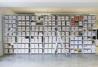 Blick auf großes Archiv mit Leiter