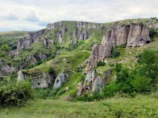 Blick auf Felsen mit kleinen Höhlen