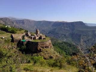 Blick auf altes Kloster in den armenischen Bergen