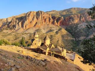 Armenisches Kloster in felsiger Landschaft