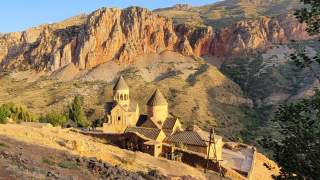 Armenisches Kloster in felsiger Landschaft