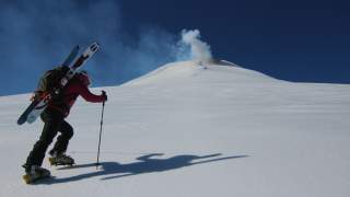 Astrid Därr steigt mit Ski einen Vulkan hinauf.
