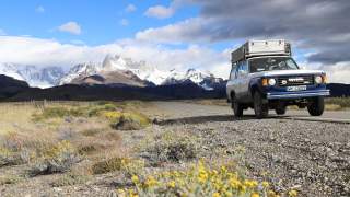 Alter Toyota Geländewagen vor den Gipfeln Patagoniens.