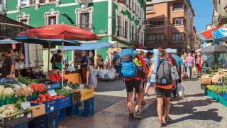 Wandergruppe schlendert über einen historischen Marktplatz