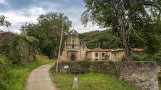 Altes Kloster in grüner Landschaft.