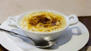 Kleine Schüssel mit karamellisiertem Milchreis.