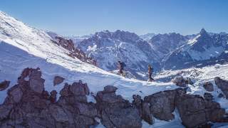 Zwei Skitourengeher im Aufstieg