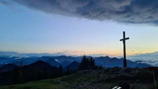 Abenddämmerung auf der Hochries mit Gipfelkreuz