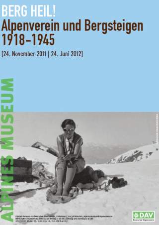 Plakat für die Ausstellung „Berg Heil! Alpenverein und Bergsteigen 1918–1945“ mit einem historischen Schwarzweißfoto einer Frau in Bergsteigerkleidung, die sich im Schnee ausruht.