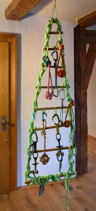 Eine kreative Weihnachtsbaum-Alternative aus Kletterausrüstung