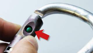 Defekter Ball-lock-Karabiner.
