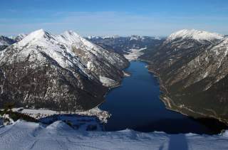 Blick vom Bärenkopf auf den Achensee zwischen Karwendel und Rofan.