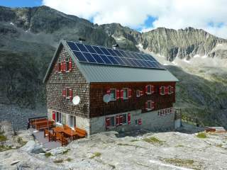 Barmer Hütte mit Solaranlage auf dem Dach