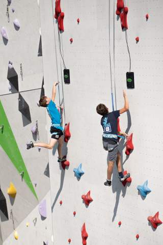Zwei Jungen an Kletterwand