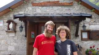 Elena und Antonio sind die rührigen jungen Wirtsleute im Rifugio Pian de Fontana, wo auch viele Weitwanderer vor der Etappe über die Schiara übernachten. Foto: Joachim Chwaszcza