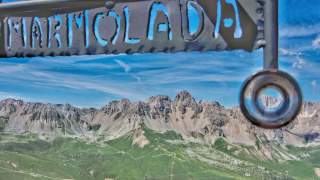 Parade-Aussicht vom „Balcone Panoramico“ am Col Margherita: nicht nur die „Königin der Dolomiten", die Marmolada, hat man von hier im Blick. Foto: Joachim Chwaszcza