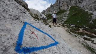 „Rote 1 in blauem Dreieck“ – auf die Markierung des Dolomiten-Höhenwegs 1 trifft man häufig in den Bergen Bellunos. Foto: Joachim Chwaszcza
