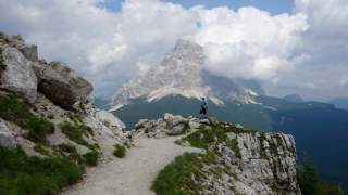 Der prachtvolle Monte Pelmo zieht die Blicke auf sich beim Aufstieg von Alleghe zum Rifugio Sonino al Coldai. Foto: Joachim Chwaszcza