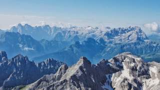 Mit Seilbahnhilfe geht es von Malga Ciapela auf die Punta Rocca (3250 m) auf der Marmolada - und zu grandioser Dolomitenrundsicht, hier auf die Pala-Gruppe. Foto: Joachim Chwaszcza