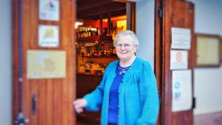 Die Senior-Chefin des Rifugio Pranolz in den Belluneser Voralpen unterstreicht den bodenständig-unaufgeregten Charakter der Region. Foto: Joachim Chwaszcza