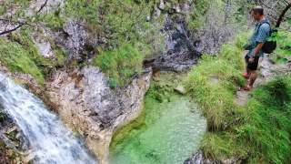 Mit ihren Wasserfall-Kaskaden und Gumpen bieten die „Cadini del Breton“ reizvolle Wasserspiele am südlichen Rand des Belluneser Nationalparks. Foto: Joachim Chwaszcza