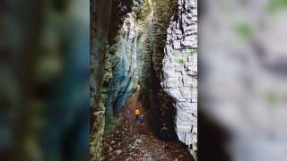 Im „Bus del Buson“ nördlich von Belluno – mitten in der Schlucht finden im Sommer Konzerte unter freiem Himmel statt. Foto: Joachim Chwaszcza