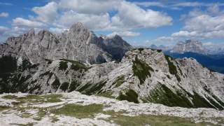 Im Aufstieg zur Forcella de Zita Nord hat man die Tamer-Gruppe (l.) und den Monte Pelmo (r.) gut im Blick. Foto: Joachim Chwaszcza