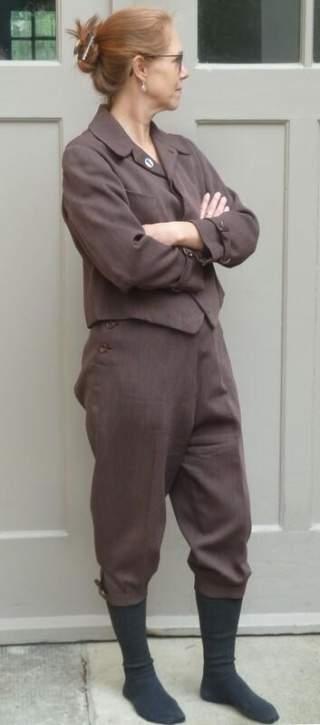 Julie Högers Bergsteigeranzug, 1930er Jahre. Schenkung Andreas Sylvio Höger, 2023. Als Model stellte sich eine Freundin der Autorin zur Verfügung.