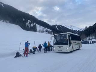 Der Rosenheimer Bergbus am Tourenstart.