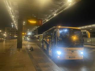 Der Rosenheimer Bergbus wartet auf die Skitourbegeisterten.
