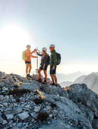 Bergsteigergruppe am Gipfelkreuz