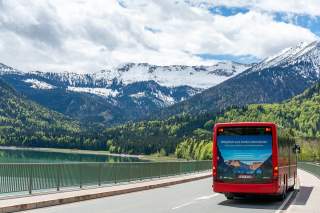 Bergbus fährt über Brücke am Sylvensteinstausee