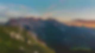 Blick ins Tal vom Klettersteig aus gesehen, zwei Menschen hängen ihre Sicherungen ein.