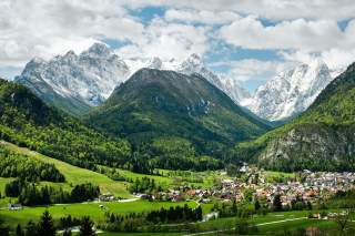 Slowenisches Bergdorf Dovje-Mojstrana mit Bergen des Triglav Nationsalparks im Hintergrund.