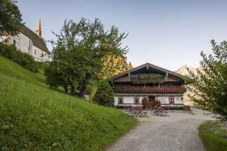 Berggasthof mit Kapelle