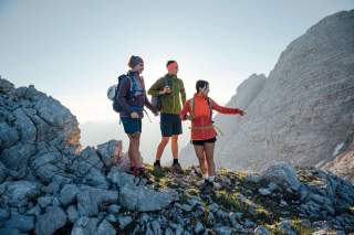 Gruppe von Bergsteiger*innen genießt die Aussicht