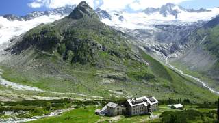 Berliner Hütte von oben, im Hintergrund weiße Gipfel.