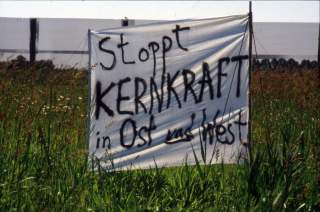 Plakat mit Message Stoppt die Kernkraft