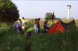 Jugendliche schlagen Zelte im Grenzstreifen auf