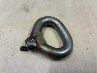 das Bild zeigt die Öse eines am Übergang zum eingeklebten Schaft gebrochenen Haken mit Korrosionsspuren im Bruchbereich bei äußerlich unauffälliger Hakenöse