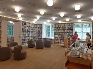 Blick in die neue Bibliothek des DAV