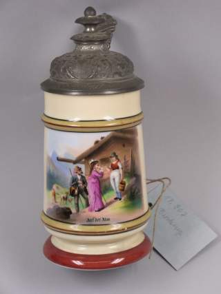 Bierkrug mit Alpenidyll-Motiv