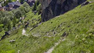 Mountainbiker auf Trail Richtung Dorf